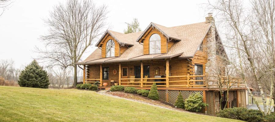 Log house with Shakewood asphalt shingles